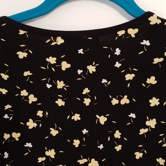 Nine West Black and Cream Print Top in Size Medium - Picture 7 of 9